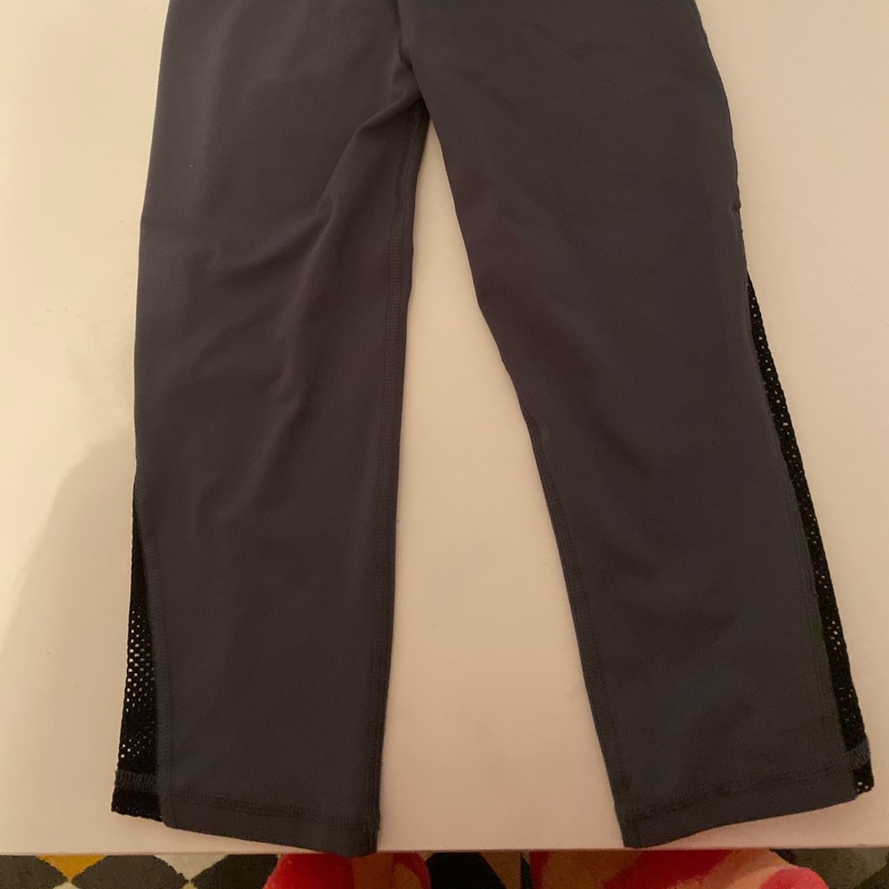 Stylish and comfortable leggings with mesh